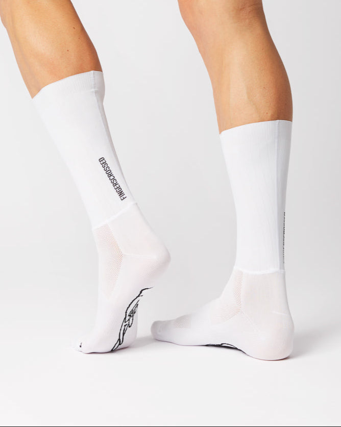 #AERO LOGO VERTICAL WHITE